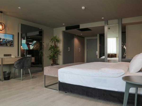Pasaport Pier Hotel : photo 5 de la chambre chambre lit king-size - vue sur mer