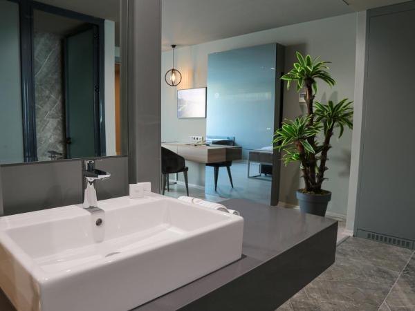 Pasaport Pier Hotel : photo 6 de la chambre chambre lit king-size - vue sur mer