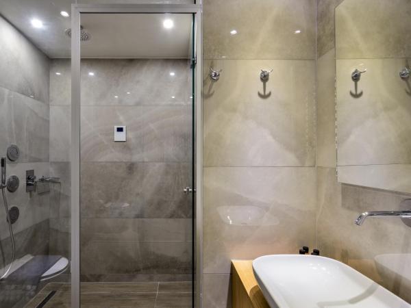 Elia Portou Luxury Residence : photo 4 de la chambre chambre supérieure avec balcon et hammam