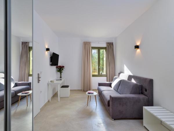 Elia Portou Luxury Residence : photo 5 de la chambre appartement de luxe avec bain à remous