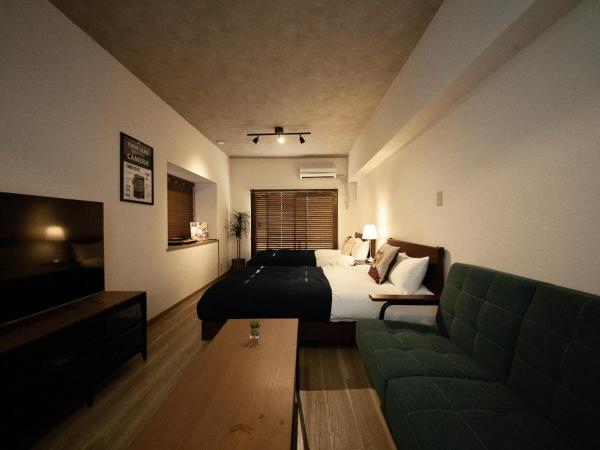 goom Hotel Nakasu : photo 7 de la chambre deluxe room (two small double beds and one sofa) with kitchen - non-smoking - cleaning fee extra - no cleaning for consecutive night stays