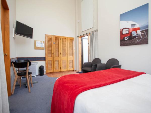 Cascades Lakefront Motel : photo 1 de la chambre budget upstairs studio