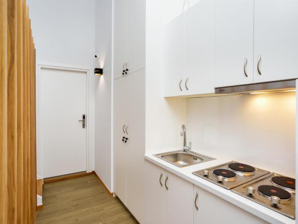 Elia Portou Luxury Residence : photo 10 de la chambre chambre supérieure avec balcon et hammam