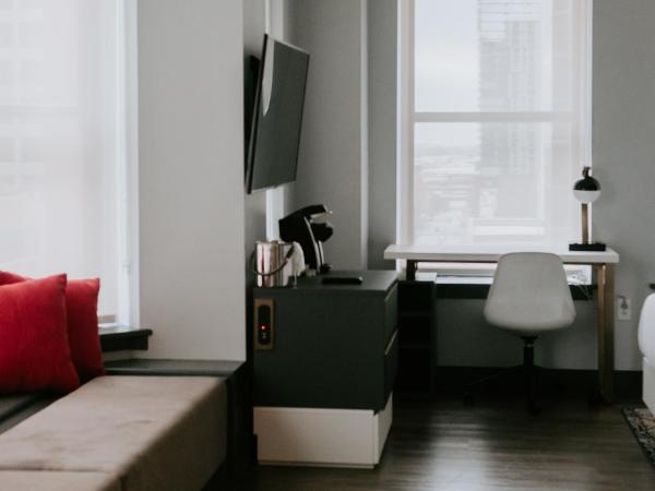 Hotel Indigo - St. Louis - Downtown, an IHG Hotel : photo 9 de la chambre premium king room with walk-in shower and city view