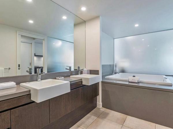 Luxury Apartments at Temple Resort and Spa Port Douglas : photo 4 de la chambre one-bedroom studio suite with pool view