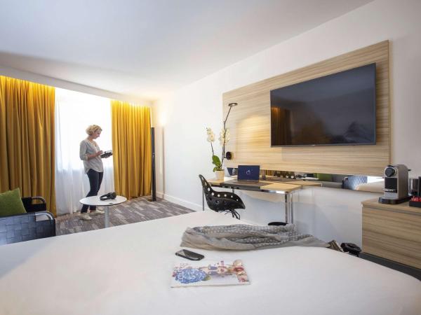 Novotel Annecy Centre Atria : photo 5 de la chambre suite junior avec 1 lit double et canapé