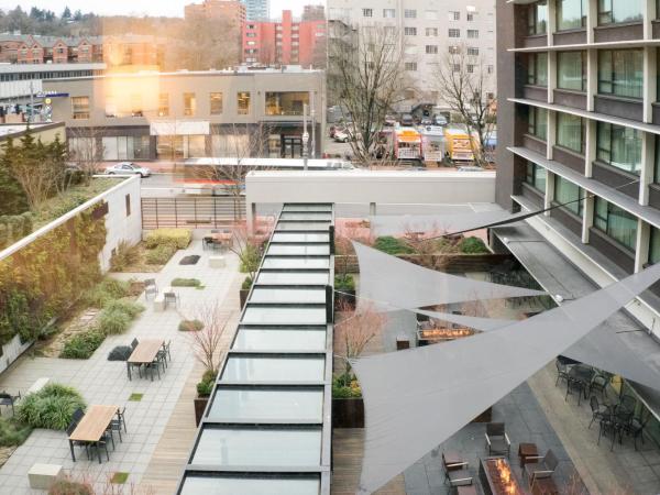 The Hotel Zags Portland : photo 7 de la chambre chambre lit king-size - vue sur jardin