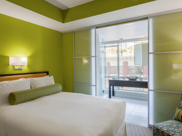 OPUS Vancouver : photo 2 de la chambre chambre double supérieure avec deux lits doubles