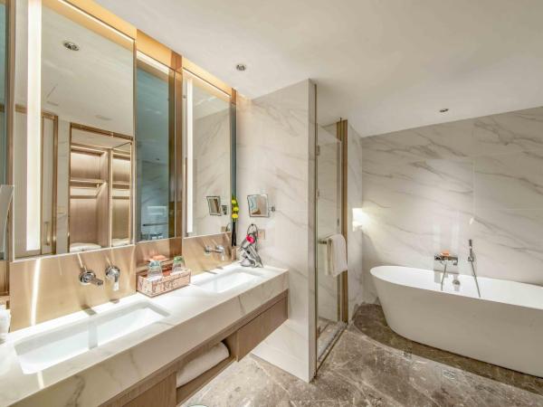 Crowne Plaza Suzhou, an IHG Hotel : photo 4 de la chambre 1 king navigator suite high floor lounge access lake view