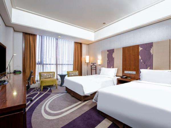 Holiday Inn Qingdao City Center, an IHG Hotel - May 4th Square : photo 6 de la chambre chambre lits jumeaux premium avec accès au salon