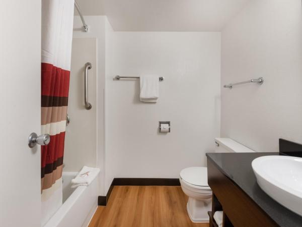 Red Roof Inn PLUS+ Columbus - Worthington : photo 3 de la chambre chambre lit king-size premium - non-fumeurs (literie supérieure et boîte de collation)