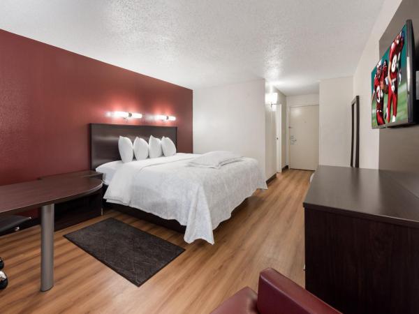 Red Roof Inn PLUS+ Columbus - Worthington : photo 1 de la chambre chambre lit king-size premium - non-fumeurs (literie supérieure et boîte de collation)