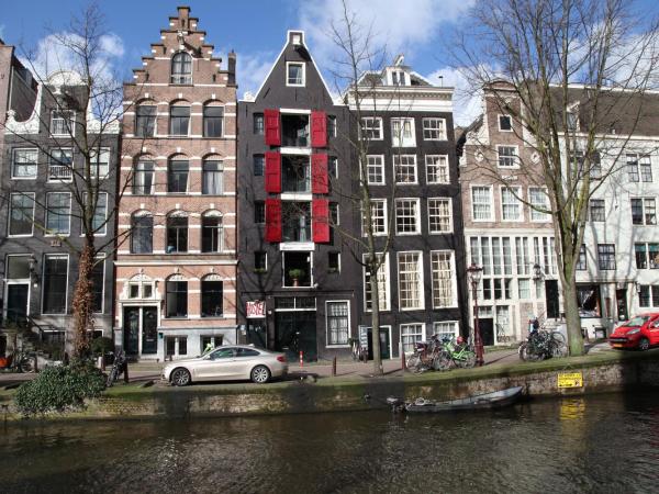 International Budget Hostel City Center : photo 6 de la chambre chambre quadruple avec salle de bains commune