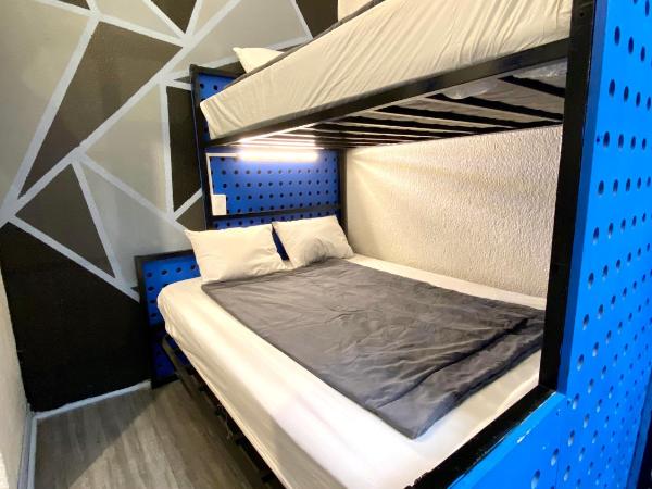 ROOMIES HOSTEL Roma : photo 1 de la chambre chambre triple Économique avec salle de bains commune