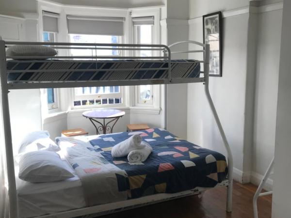Highfield Private Hotel : photo 3 de la chambre chambre triple avec salle de bains privative