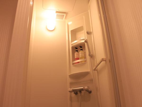 T and K Hostel Kobe Sannomiya East : photo 1 de la chambre lit dans un dortoir mixte de 16 lits