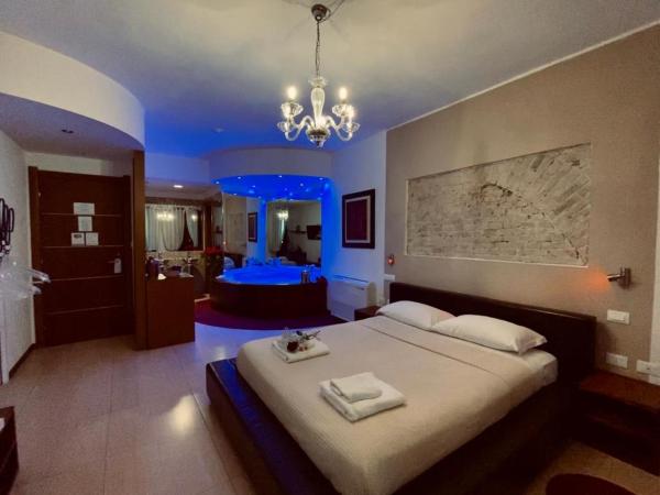 Le Suite Sul Corso : photo 1 de la chambre chambre lit queen-size avec baignoire spa