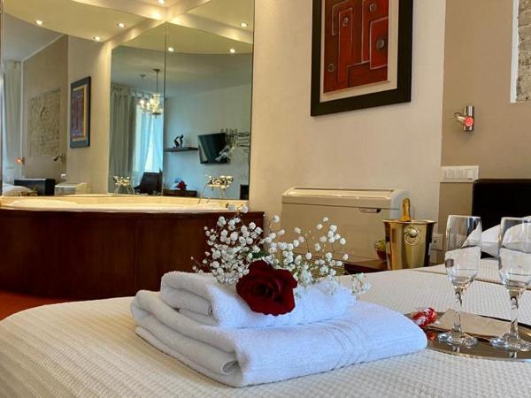 Le Suite Sul Corso : photo 2 de la chambre chambre lit queen-size avec baignoire spa