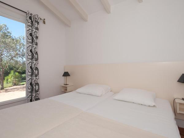 Résidence Marina Di Santa Giulia : photo 8 de la chambre appartement classique - 2 chambres