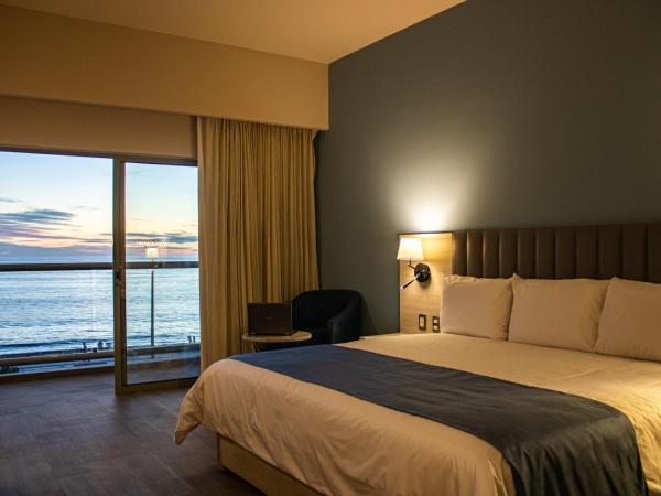 Varali Grand Hotel : photo 4 de la chambre chambre lit king-size - vue sur mer