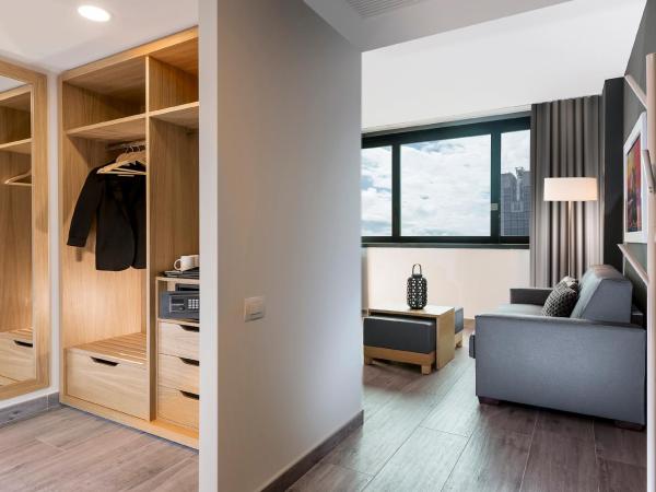 Holiday Inn Naples, an IHG Hotel : photo 2 de la chambre suite lit king-size avec canapé-lit