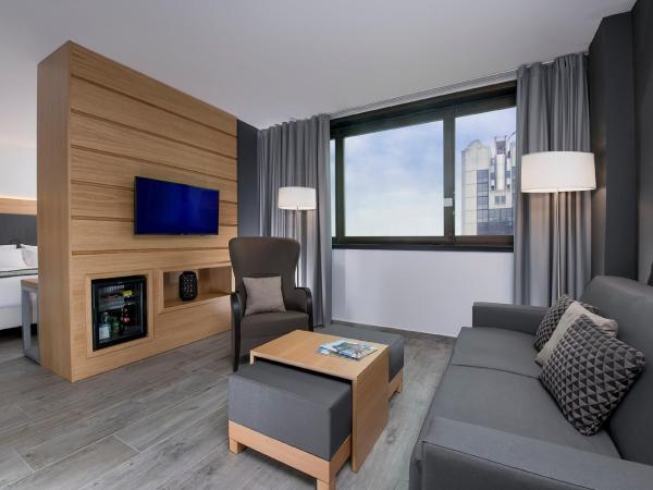 Holiday Inn Naples, an IHG Hotel : photo 1 de la chambre suite lit king-size avec canapé-lit