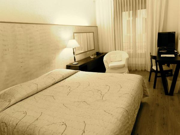 Hotel Les Arcades : photo 1 de la chambre chambre simple avec salle de bains extérieure privative