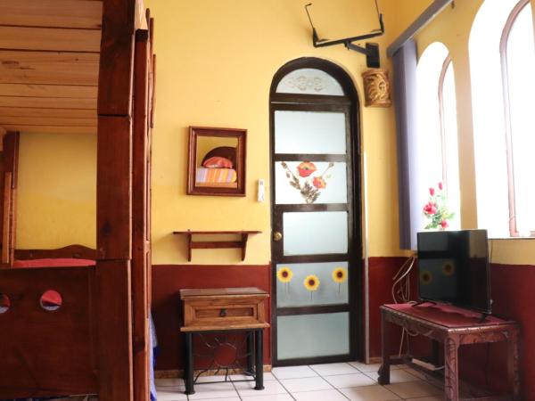 Hostel Casa Zalaoui : photo 2 de la chambre chambre familiale avec salle de bains privative