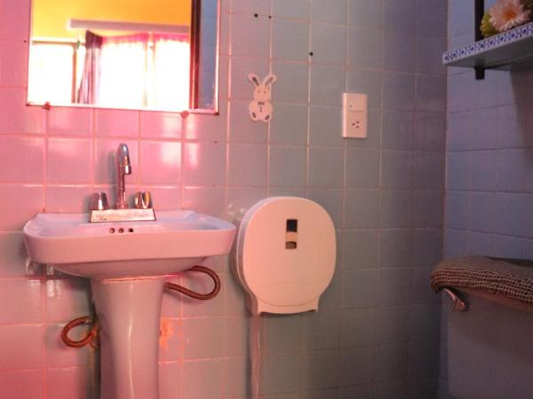 Hostel Casa Zalaoui : photo 1 de la chambre chambre double avec salle de bains privative