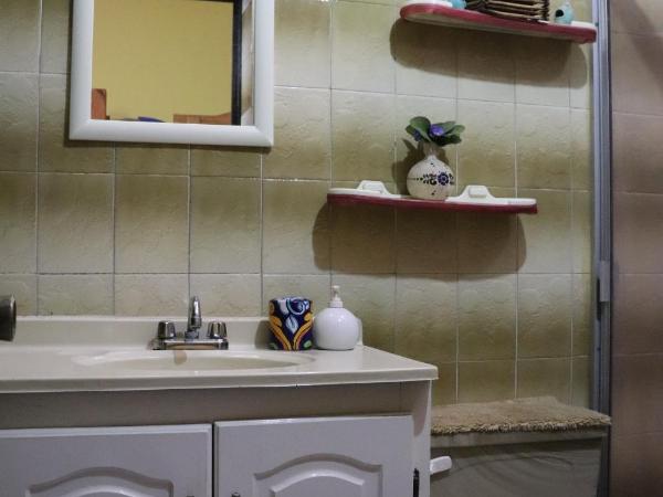 Hostel Casa Zalaoui : photo 7 de la chambre chambre quadruple avec salle de bains privative