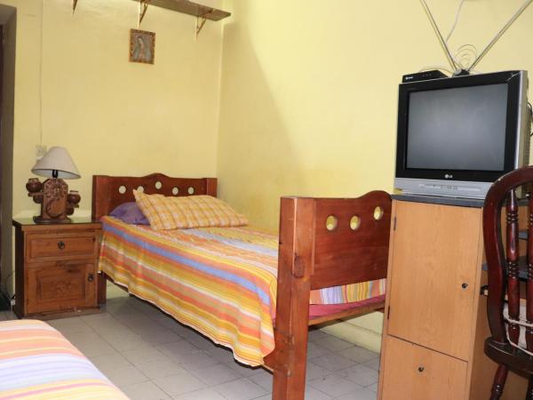 Hostel Casa Zalaoui : photo 1 de la chambre chambre triple avec salle de bains commune