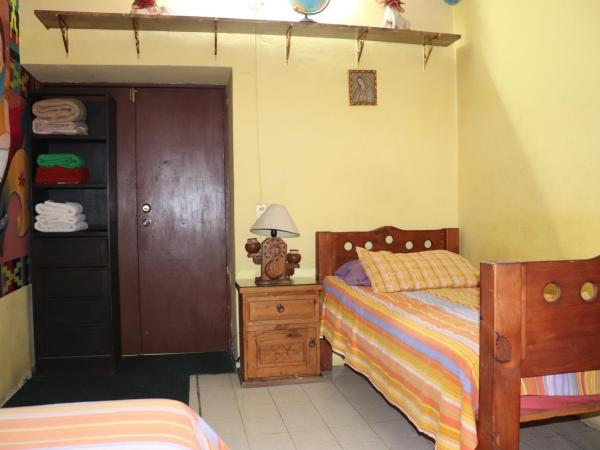 Hostel Casa Zalaoui : photo 2 de la chambre chambre triple avec salle de bains commune