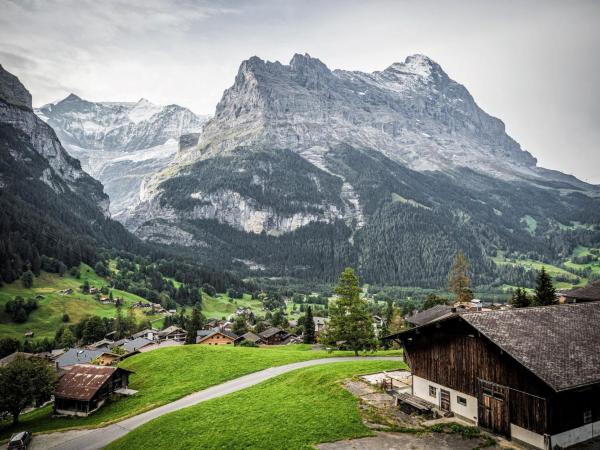 Hotel Gletscherblick Grindelwald : photo 5 de la chambre chambre double avec balcon - vue sur montagnes