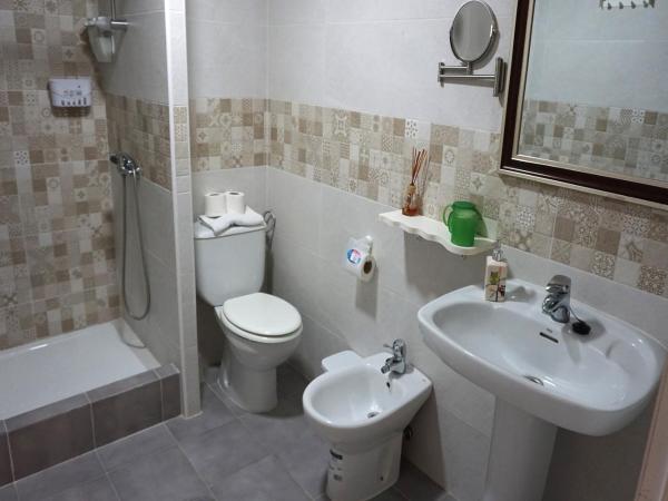 Hotel Alquimia Cadiz : photo 3 de la chambre chambre familiale avec salle de bains