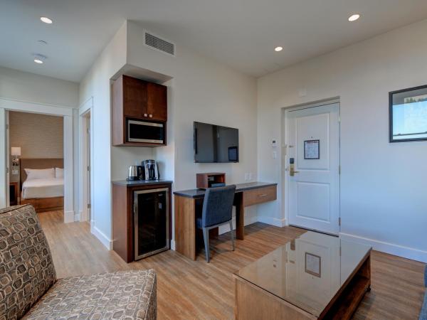 Strathcona Hotel : photo 2 de la chambre suite lit king-size - vue sur ville