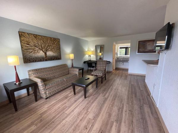 Tricove Inn & Suites : photo 3 de la chambre suite lit queen-size deluxe