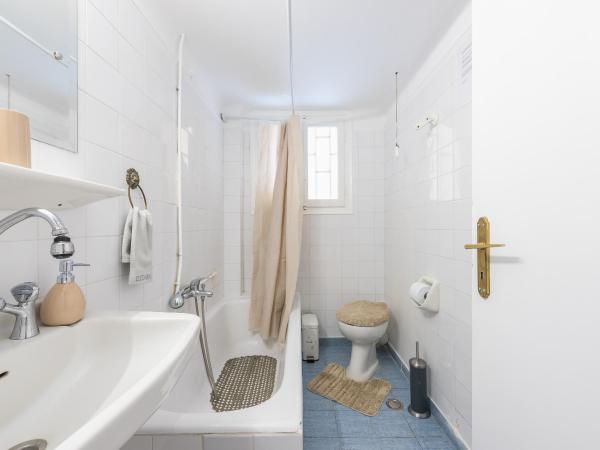 Private Rooms Athens - Shared Bathroom : photo 8 de la chambre chambre lits jumeaux Économique