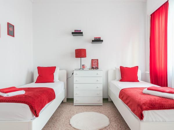 Private Rooms Athens - Shared Bathroom : photo 8 de la chambre chambre lits jumeaux standard avec canapé