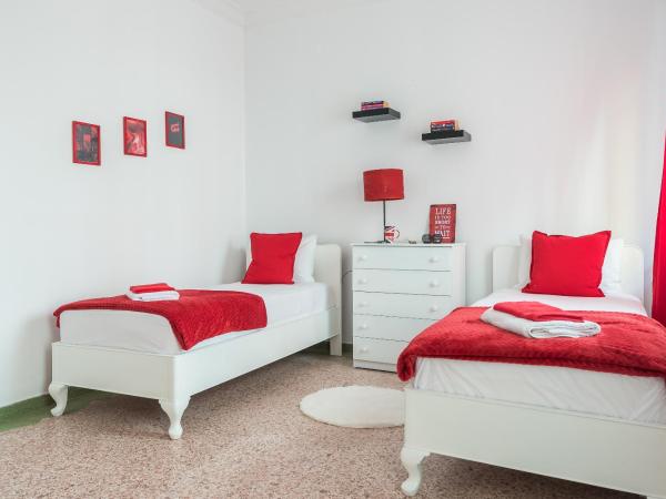 Private Rooms Athens - Shared Bathroom : photo 6 de la chambre chambre lits jumeaux standard avec canapé