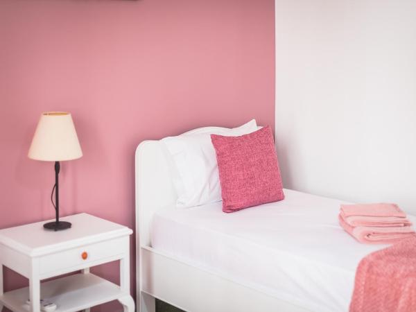 Private Rooms Athens - Shared Bathroom : photo 9 de la chambre chambre lits jumeaux - vue sur ville