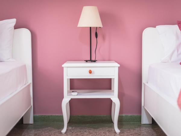 Private Rooms Athens - Shared Bathroom : photo 8 de la chambre chambre lits jumeaux - vue sur ville