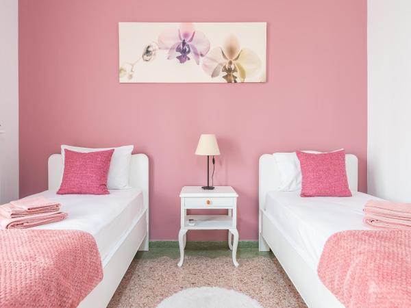 Private Rooms Athens - Shared Bathroom : photo 5 de la chambre chambre lits jumeaux - vue sur ville