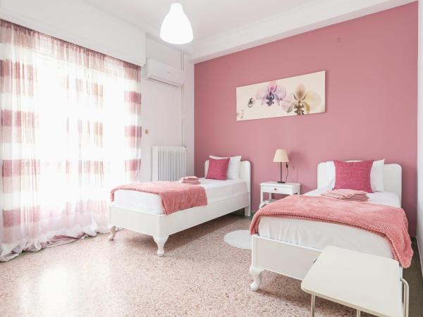 Private Rooms Athens - Shared Bathroom : photo 1 de la chambre chambre lits jumeaux - vue sur ville