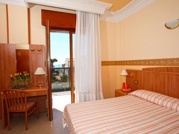 Hotel Smeraldo : photo 3 de la chambre chambre double - vue partielle sur mer.