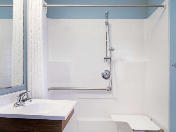 WoodSpring Suites Nashville Airport : photo 3 de la chambre chambre lit queen-size avec douche accessible en fauteuil roulant - adaptée aux personnes à mobilité réduite - non-fumeurs