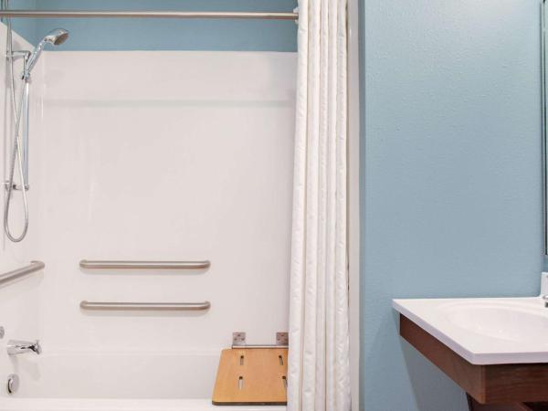 WoodSpring Suites Nashville Airport : photo 4 de la chambre chambre lit queen-size avec douche accessible en fauteuil roulant - adaptée aux personnes à mobilité réduite - non-fumeurs