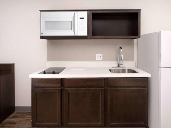 WoodSpring Suites Austin South Central I-35 : photo 5 de la chambre chambre lit queen-size avec douche accessible en fauteuil roulant - adaptée aux personnes à mobilité réduite - non-fumeurs