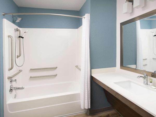 WoodSpring Suites Austin South Central I-35 : photo 4 de la chambre chambre lit queen-size avec baignoire - accessible aux personnes à mobilité réduite - non-fumeurs