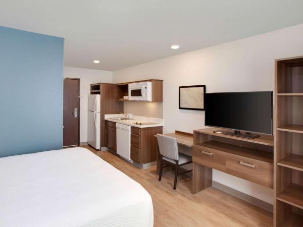 WoodSpring Suites Houston Northwest : photo 3 de la chambre chambre lit queen-size avec douche accessible en fauteuil roulant - adaptée aux personnes à mobilité réduite - non-fumeurs