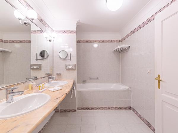 Grandhotel Pupp : photo 5 de la chambre côté rivière - chambre supérieure avec accès bien-Être - vue sur forêt